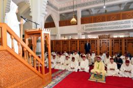 Image du Maroc Professionnelle de  Sa Majesté le Roi Mohammed VI, Amir Al Mouminine, accomplit la prière du Vendredi à la mosquée Tayba à Sala Al Jadida, le 8 Juin 2018. (Photo/ SPPR) via Jalilbounhar.com 